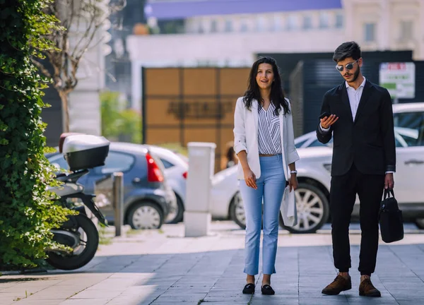 Feliz Caucásico Hombre Mujer Negocios Caminando Hablando Después Terminar Trabajo — Foto de Stock