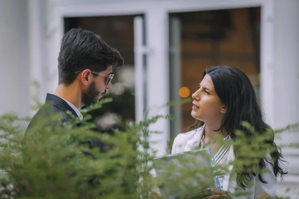 Heyecanlı Bir Adamının Portresi Meslektaşını Ilgiyle Dinliyor Sokakta Duruyor — Stok fotoğraf