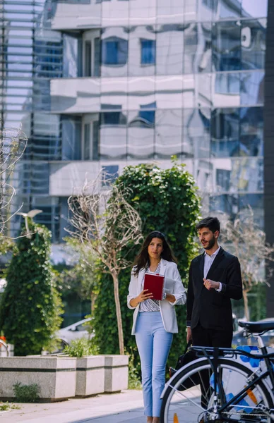 Equipo Negocios Seguro Hombre Mujer Pie Aire Libre Concepto Espíritu — Foto de Stock