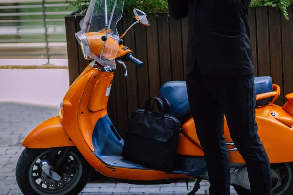 Portakal Rengi Vespa Motosikletinin Yanında Cep Telefonu Olan Bir Adamı — Stok fotoğraf