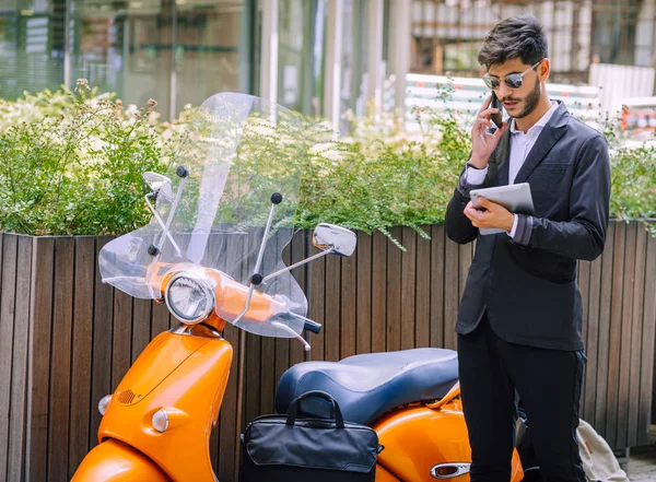 Şirket Yöneticisi Telefonuyla Konuşurken Gülümsüyor Dijital Tablete Bakıyor — Stok fotoğraf