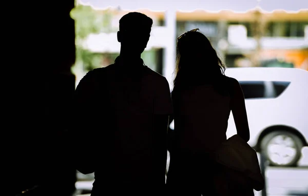 Vrolijk Jong Liefdevol Paar Met Winkeltassen Glimlachen Tijdens Het Wandelen — Stockfoto