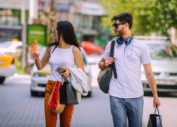 快乐的年轻夫妇 一起走在路面与购物袋 — 图库照片