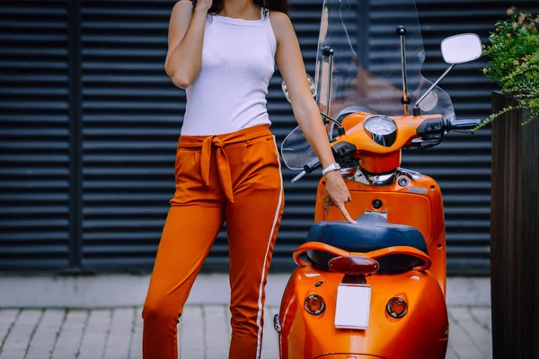 Moda Mujer Sexy Caminando Hablando Teléfono Móvil Una Calle Ciudad — Foto de Stock