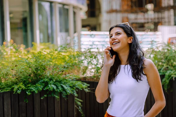 Mulher Escritório Bem Sucedida Responde Chamada Telefônica Seu Cliente Fora — Fotografia de Stock