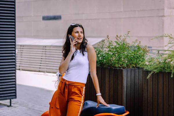 Sorrindo Mulher Casual Óculos Sol Conversando Telefone Celular Enquanto Estava — Fotografia de Stock