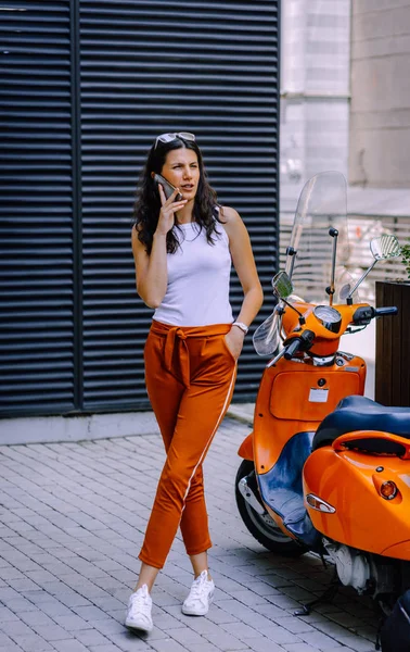 Mulher Alegre Conversando Telefone Rua Perto Motocicleta Vespa — Fotografia de Stock