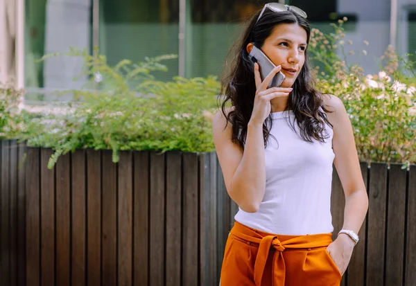 Feche Retrato Uma Jovem Senhora Conversando Celular Rindo — Fotografia de Stock