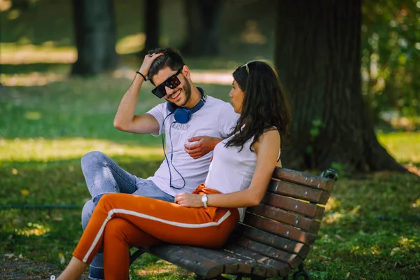 Egy Fiatal Párral Randizni Nyári Parkban Gyönyörű Boldog Fiatal Pár — Stock Fotó