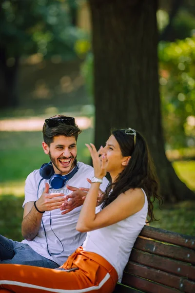 Couple Jeunes Amants Assis Proximité Sur Banc Bois Dans Parc — Photo