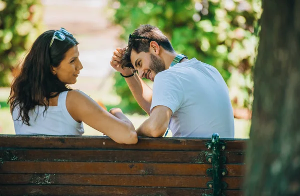 Namoro Jovem Casal Sentado Parque Verão Belo Feliz Jovem Casal — Fotografia de Stock