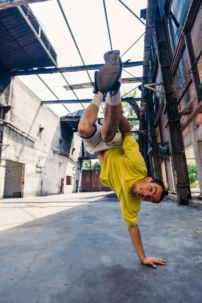 Parkour man exercise handstand outdoors — Stock Photo, Image