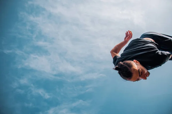 El corredor libre hace que el parkour contragolpe en el aire. —  Fotos de Stock