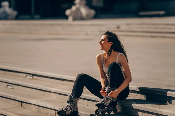 Female Skater Relaxing Skating City — ストック写真