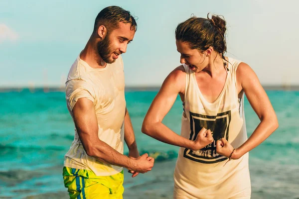 Yaz tatilinde kaslarını gösteren zinde bir çift. — Stok fotoğraf