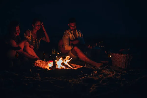 Hombre tocando una música en una guitarra a sus amigos —  Fotos de Stock