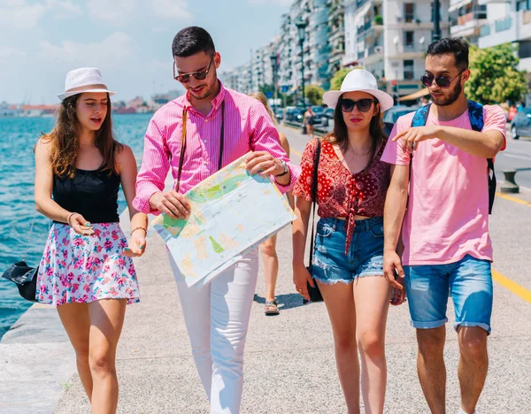 Toeristen kijken naar een kaart en het plannen van de plaatsen die ze zijn Suppo — Stockfoto