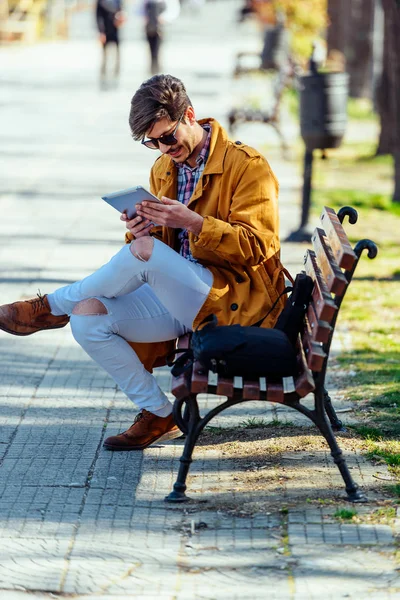 Κομψό Επιχειρηματία Στο Πάρκο Χρησιμοποιώντας Tablet Ενώ Κάθονται Στο Πάγκο — Φωτογραφία Αρχείου