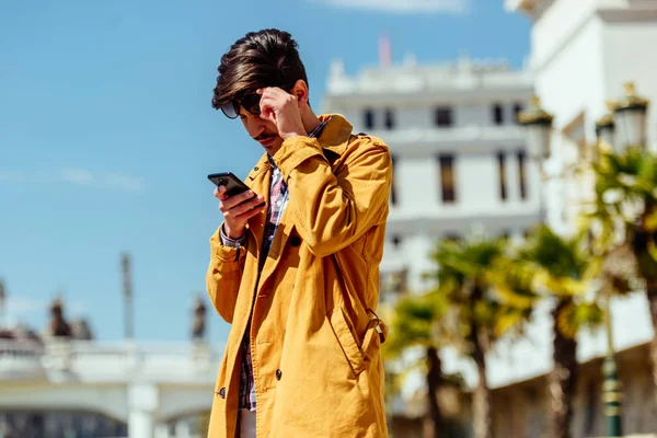 Современный Бизнесмен Интересуется Своим Мобильным Телефоном — стоковое фото