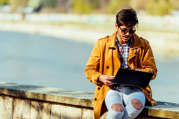 Geschäftsmann Sitzt Auf Dem Stadtplatz Und Blickt Auf Seinen Laptop — Stockfoto