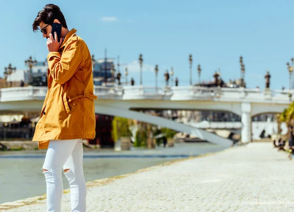 Uomo Affari Sta Avendo Conversazione Lavoro Mentre Piedi All Aperto — Foto Stock