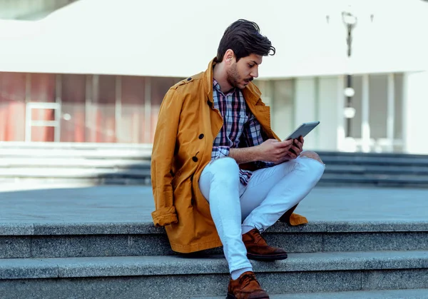 Homme Affaires Urbain Manteau Jaune Tenant Une Tablette Assis Dans — Photo