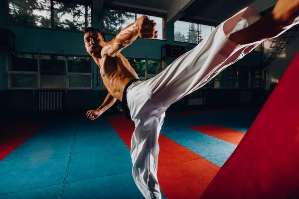Atletisk Boxare Utför Flygande Spark Nära Stansning Röd Påse Svart — Stockfoto