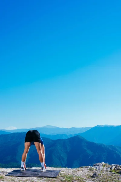 Forma Corridore Maschile Allungando Gambe Preparandosi Una Lunga Corsa Allenamento — Foto Stock