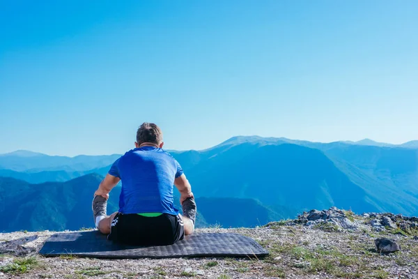 Fitnesstrainer Führt Seine Täglichen Dehnübungen Frühmorgens Durch — Stockfoto