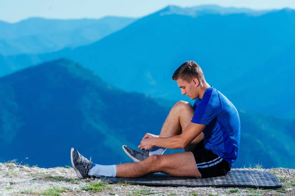 Atleet Langeafstandsloper Die Zijn Benen Natuur Uitrekt Bereid Voor Een — Stockfoto