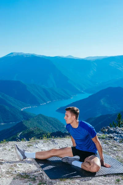 运动员 长跑运动员 在大自然中伸展着他的腿 准备跑步 — 图库照片