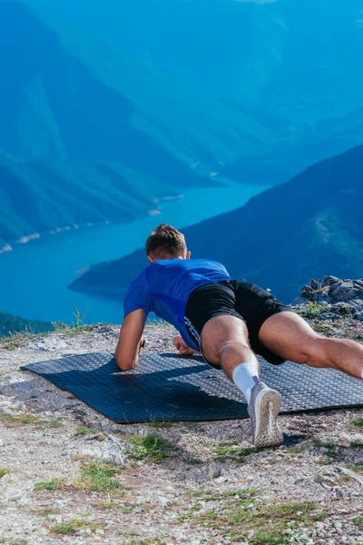 Forte Atleta Maschio Facendo Tavola Mentre Esercita Suoi Addominali Sulla — Foto Stock