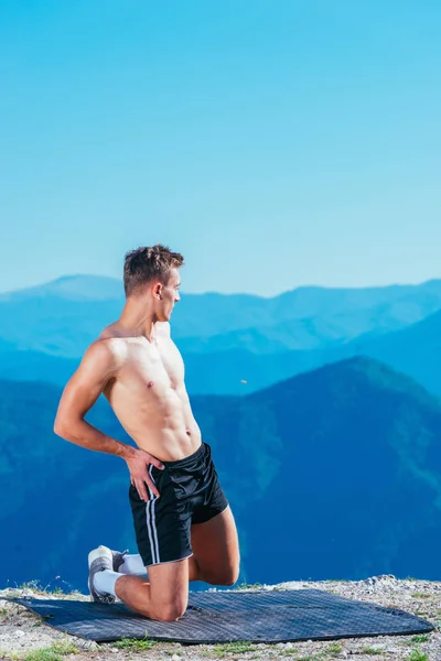 英俊的运动员 运动员 伸展身体 准备在壮丽的风景之上进行锻炼 — 图库照片