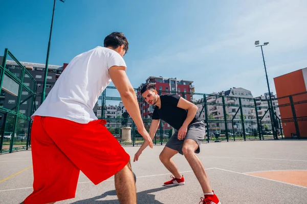 Dos Jugadores Baloncesto Caucásicos Luchando Por Posesión Pelota Cancha Baloncesto — Foto de Stock