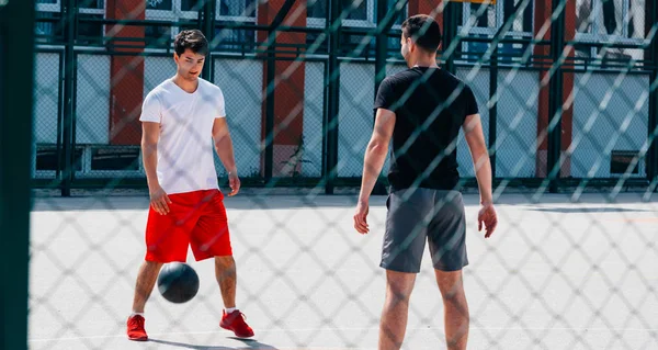 Dos Fuertes Jugadores Baloncesto Jugando Pelota Una Cancha Baloncesto Urbana —  Fotos de Stock