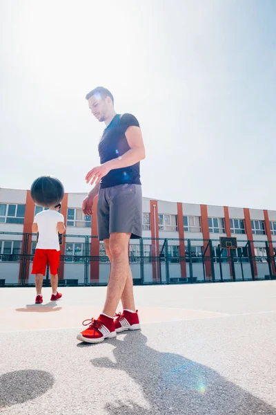 Deux Joueurs Basket Ball Caucasiens Battent Pour Possession Ballon Sur — Photo