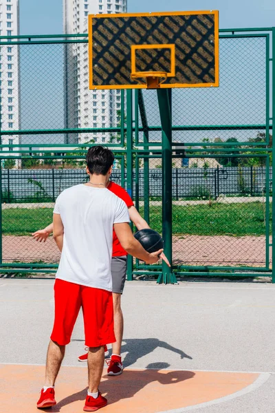 Jugadores Baloncesto Jugando Pelota Empujando Dribleando Terreno Baloncesto Urbano Mientras —  Fotos de Stock