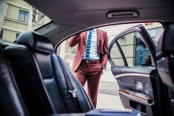 Homem Terno Está Dirigindo Carro Falando Celular — Fotografia de Stock