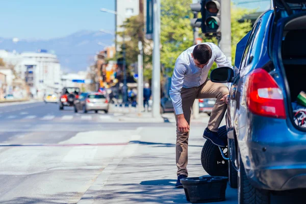 Sterk Forretningsmann Bøyer Kneet Mens Han Prøver Skifte Slipset Bilen – stockfoto