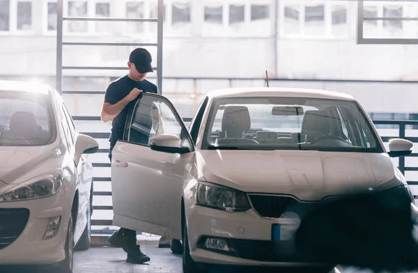 Joven Ladrón Enmascarado Está Robando Coche — Foto de Stock