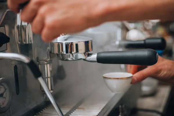 Espresso häller från bottenlös portafilte — Stockfoto