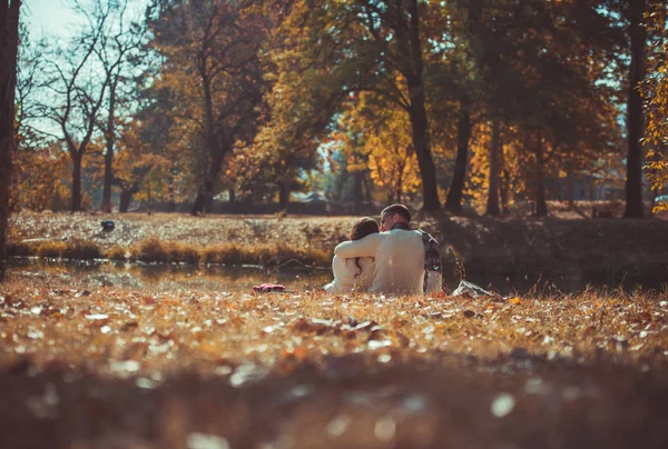 Bonito Casal Desfrutando Seu Amor Livre Sentado Grama Parque Dia — Fotografia de Stock
