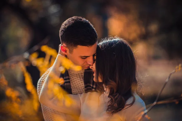 Pareja Urbana Está Aire Libre Están Disfrutando Del Hermoso Clima — Foto de Stock