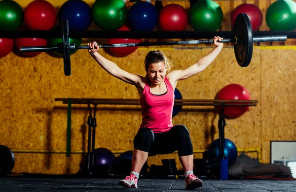 Hija sonriente que hace ejercicio — Foto de Stock