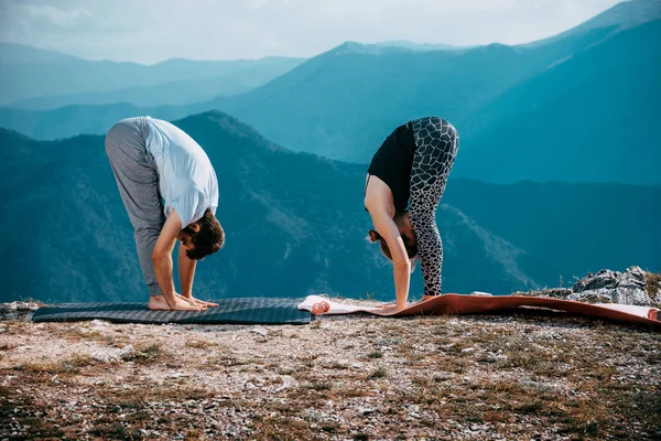 Joven Pareja Practicando Yoga Juntos Cima Montaña Sobre Cielo Azul — Foto de Stock