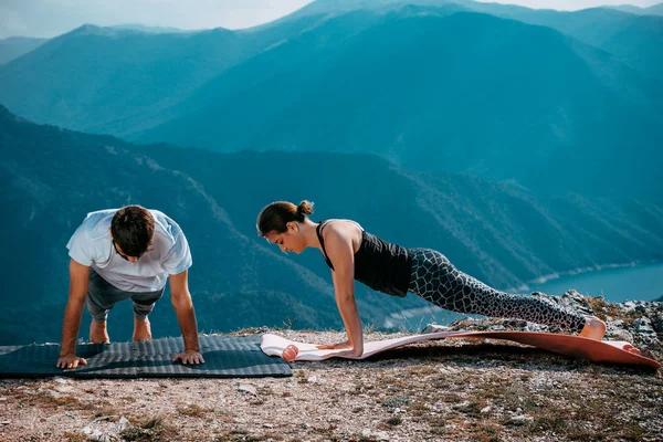 Joven Pareja Colorido Traje Deportivo Está Practicando Yoga Pico Contra — Foto de Stock