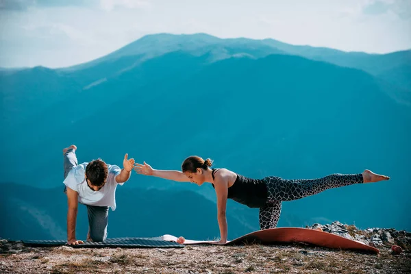 Mujer Joven Hombre Practicando Yoga Entre Montañas — Foto de Stock