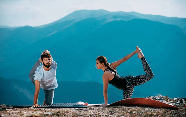 Pareja Sana Practicando Yoga Roca Contra Paisaje Hermoso Con Río — Foto de Stock