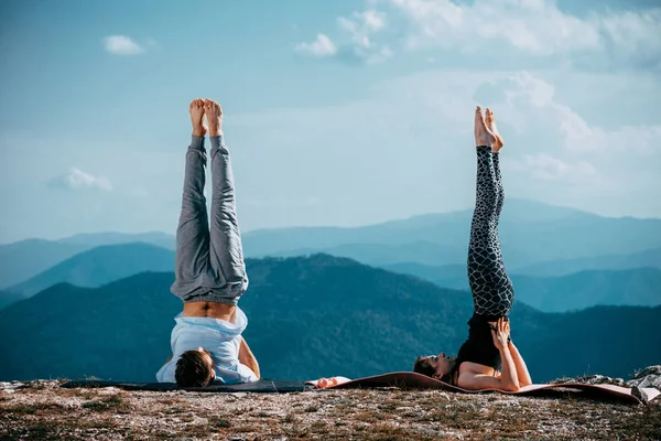 Acro Yoga Dos Deportistas Practican Yoga Pareja Pareja Haciendo Ejercicio — Foto de Stock