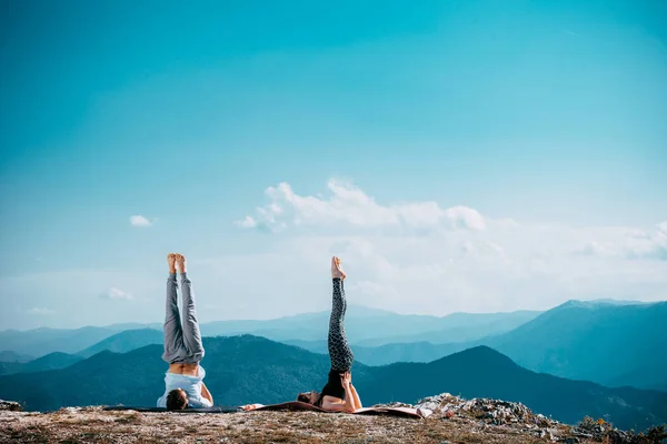 Joven Pareja Practicando Yoga Juntos Cima Montaña Sobre Cielo Azul — Foto de Stock